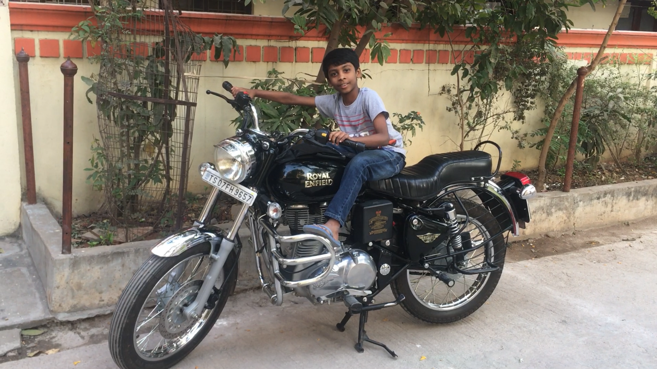 Black Royal Enfield Bullet 350 ES