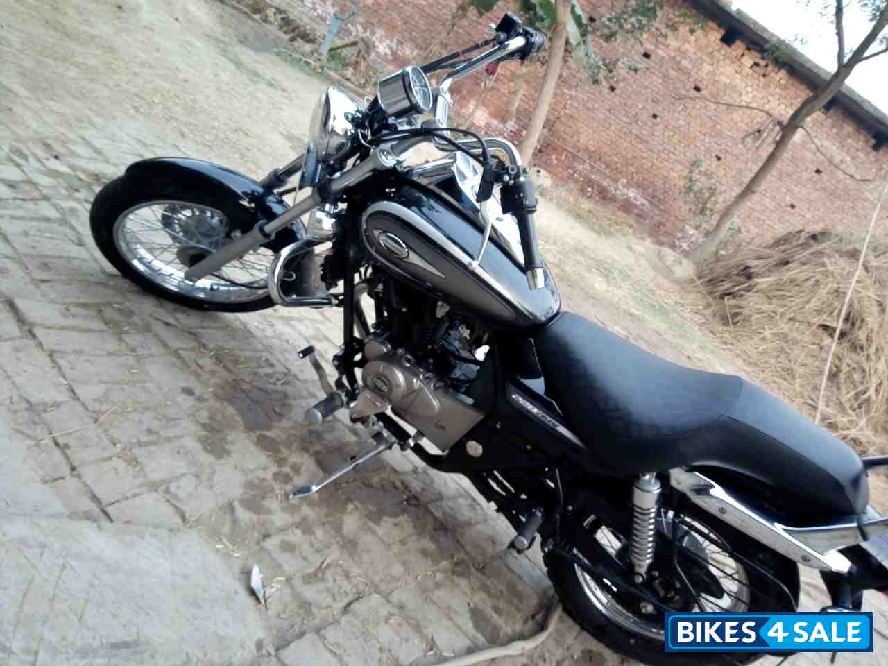 Black Bajaj Avenger Cruise 220