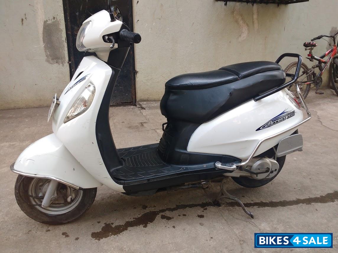 White Suzuki Access 125