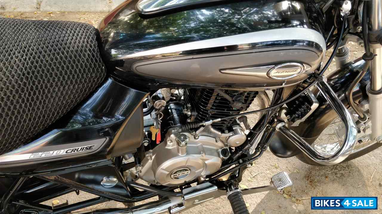 Black Bajaj Avenger Cruise 220 Black Bajaj Avenger Cruise 220