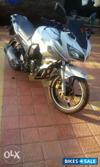 White Yamaha Fazer White Yamaha Fazer