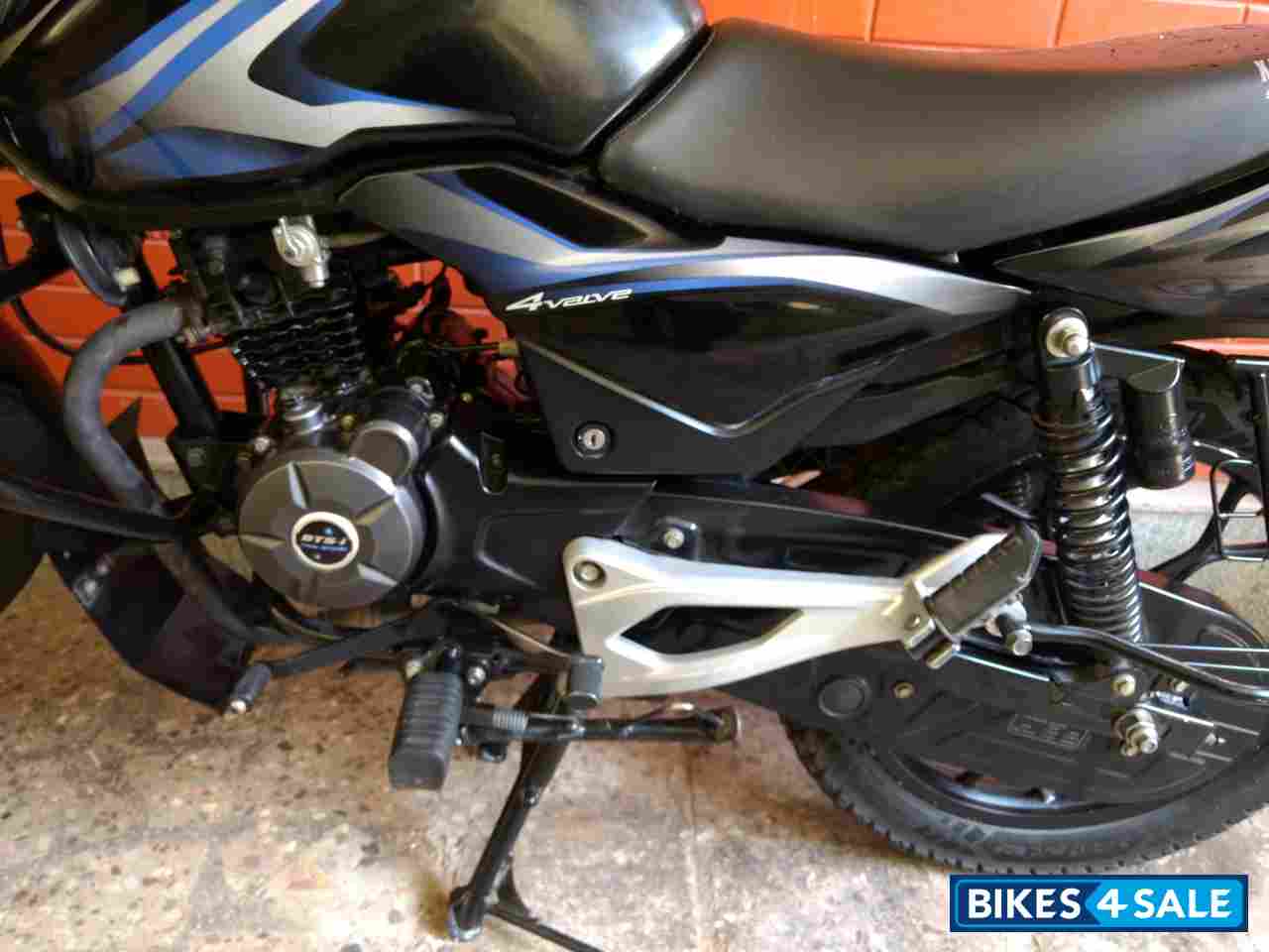 Black Bajaj Discover 100M