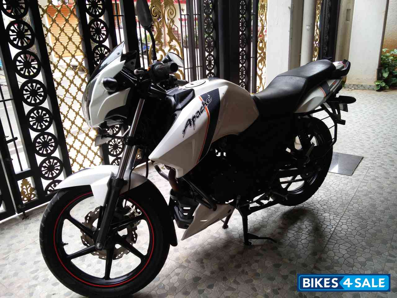 Used 16 Model Tvs Apache Rtr 160 For Sale In Bangalore Id White Colour Bikes4sale