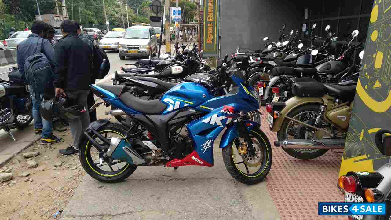 Blue Suzuki Gixxer SF Blue Suzuki Gixxer SF