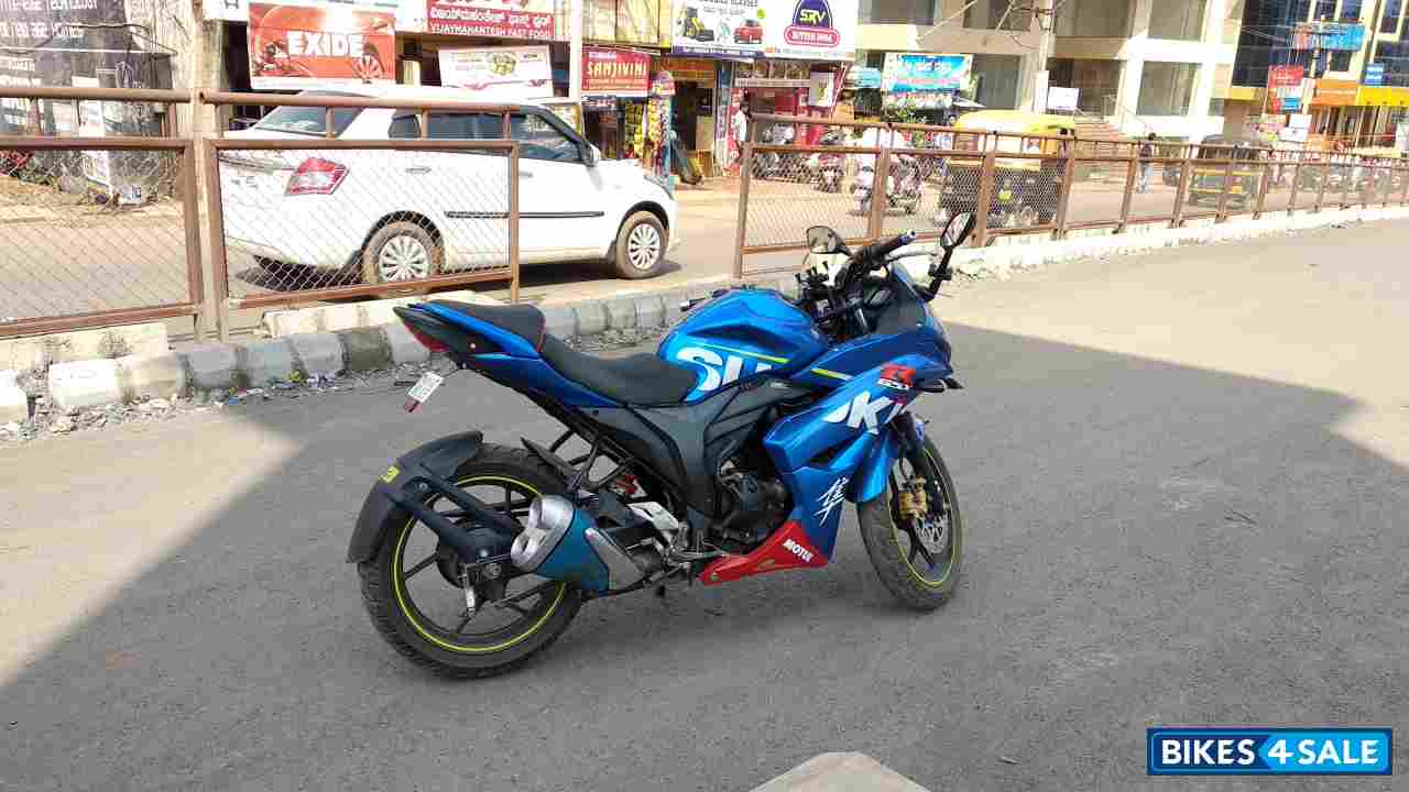 Blue Suzuki Gixxer SF Blue Suzuki Gixxer SF