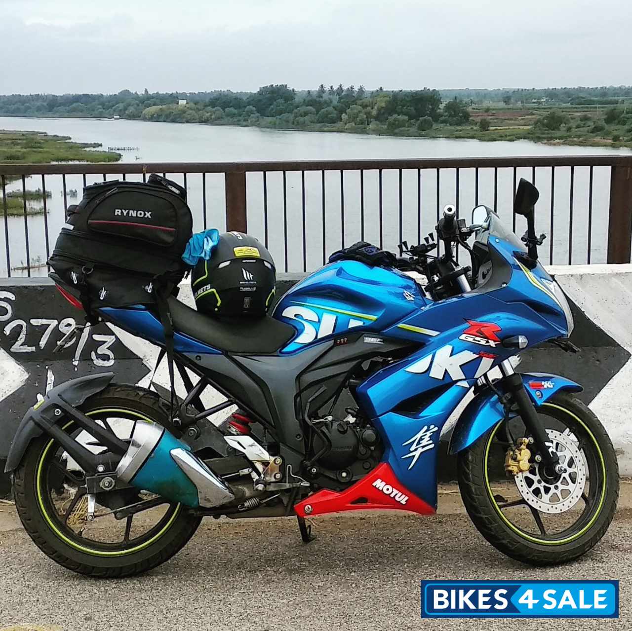 Blue Suzuki Gixxer SF Blue Suzuki Gixxer SF