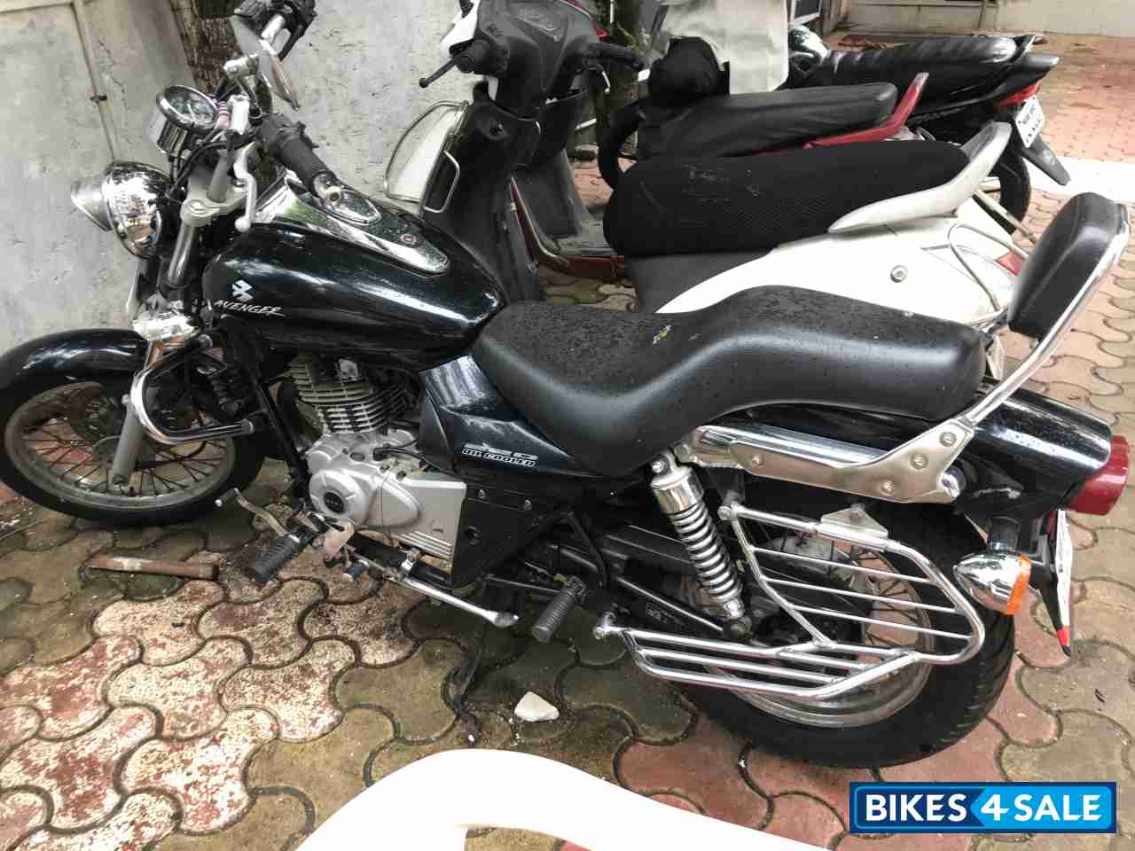 Black Bajaj Avenger 220 DTS-i