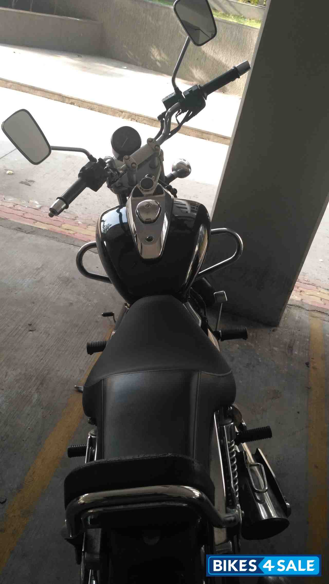 Black Bajaj Avenger 220 DTS-i Black Bajaj Avenger 220 DTS-i