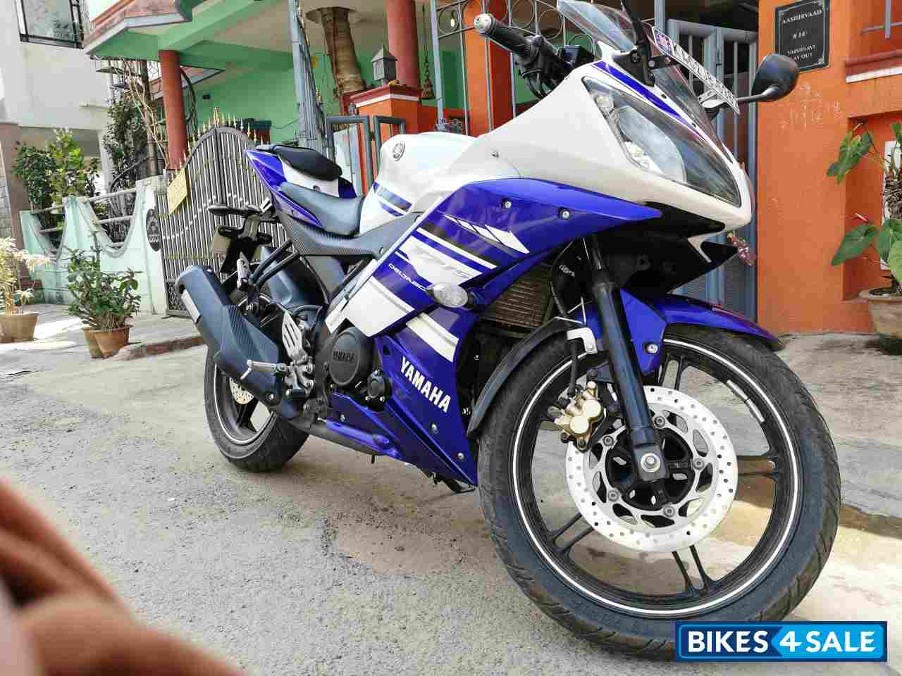 Blue/white Yamaha YZF R15 V2 Blue/white Yamaha YZF R15 V2