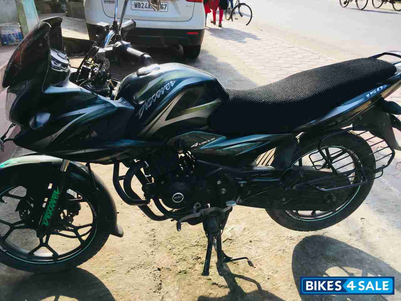 Bajaj discover 150 bs6 store on road price