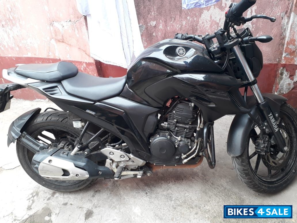 Black Yamaha FZ25