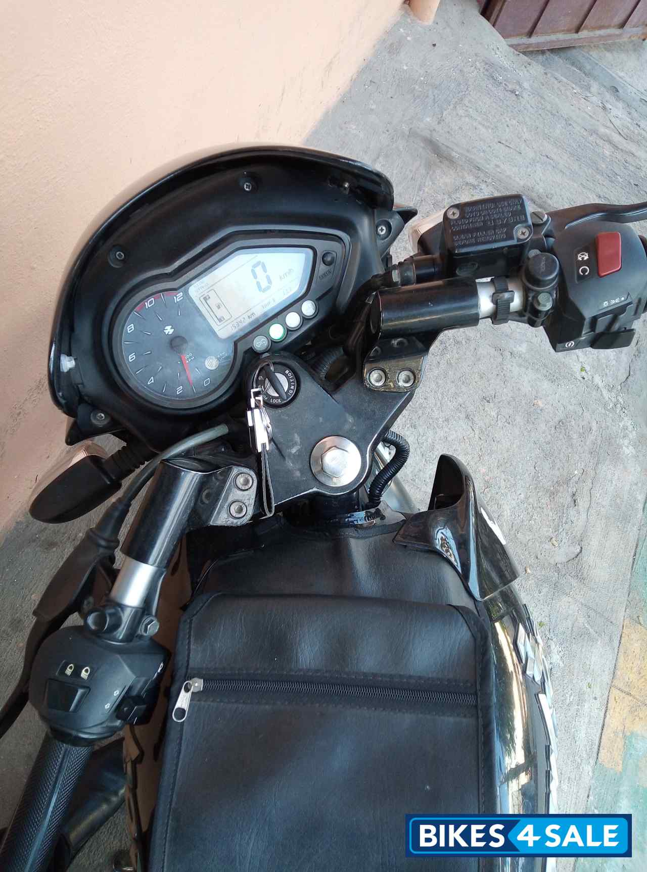 Black Bajaj Pulsar 180 DTSi Black Bajaj Pulsar 180 DTSi
