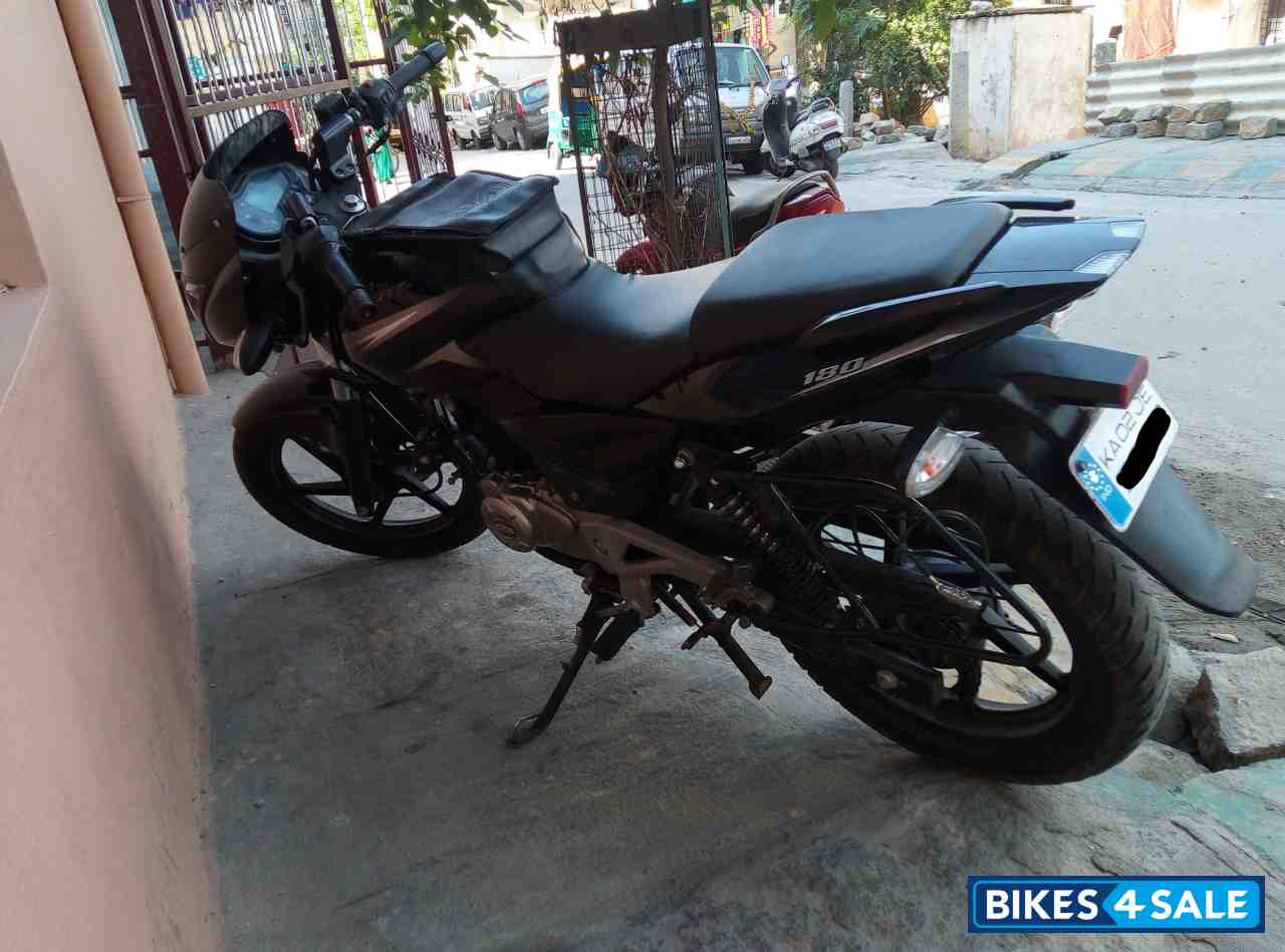 Black Bajaj Pulsar 180 DTSi Black Bajaj Pulsar 180 DTSi