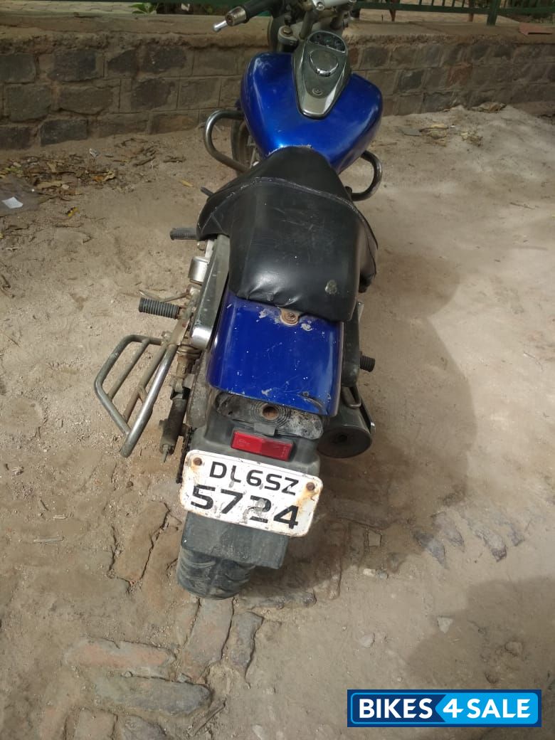 Blue Bajaj Avenger 180 DTS-i Blue Bajaj Avenger 180 DTS-i