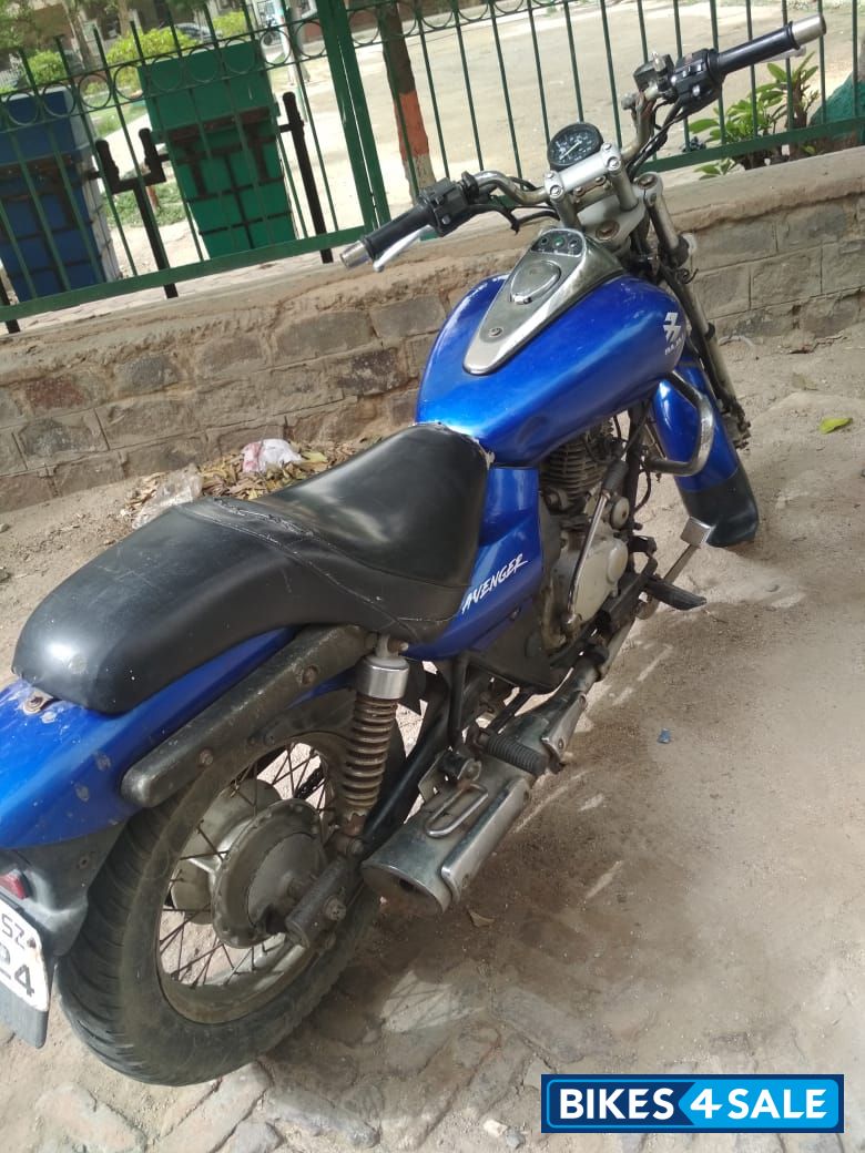 Blue Bajaj Avenger 180 DTS-i Blue Bajaj Avenger 180 DTS-i