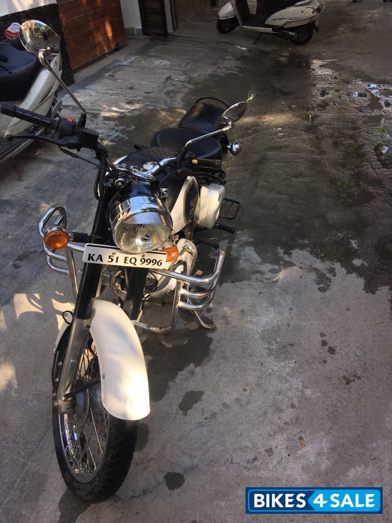 White Royal Enfield Classic 350