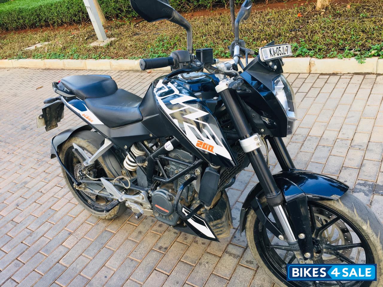 Black KTM Duke 200