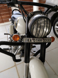 White Royal Enfield Classic 350