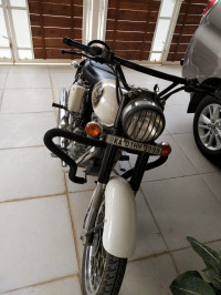 White Royal Enfield Classic 350