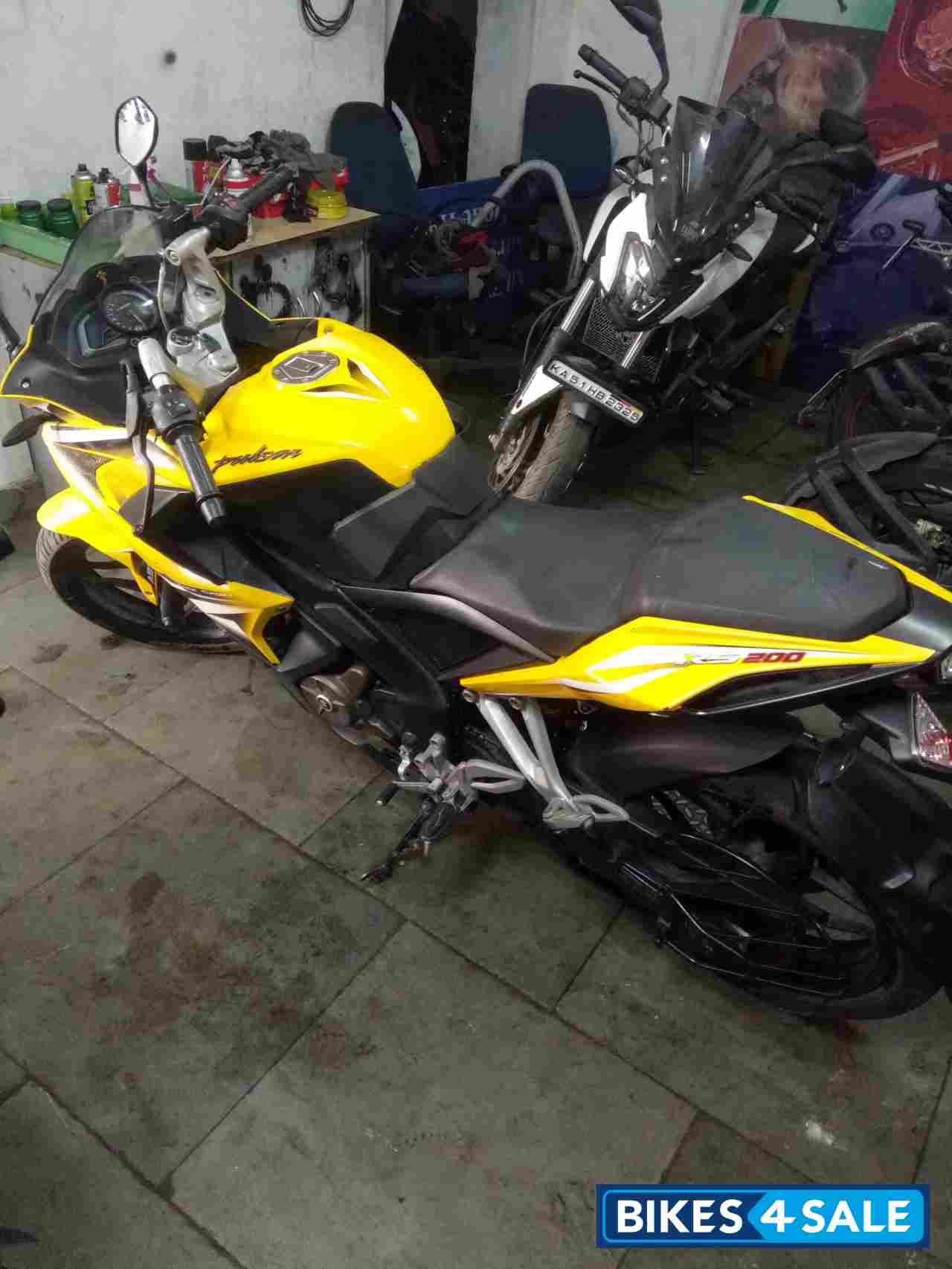 Yellow Bajaj Pulsar RS 200 ABS Yellow Bajaj Pulsar RS 200 ABS