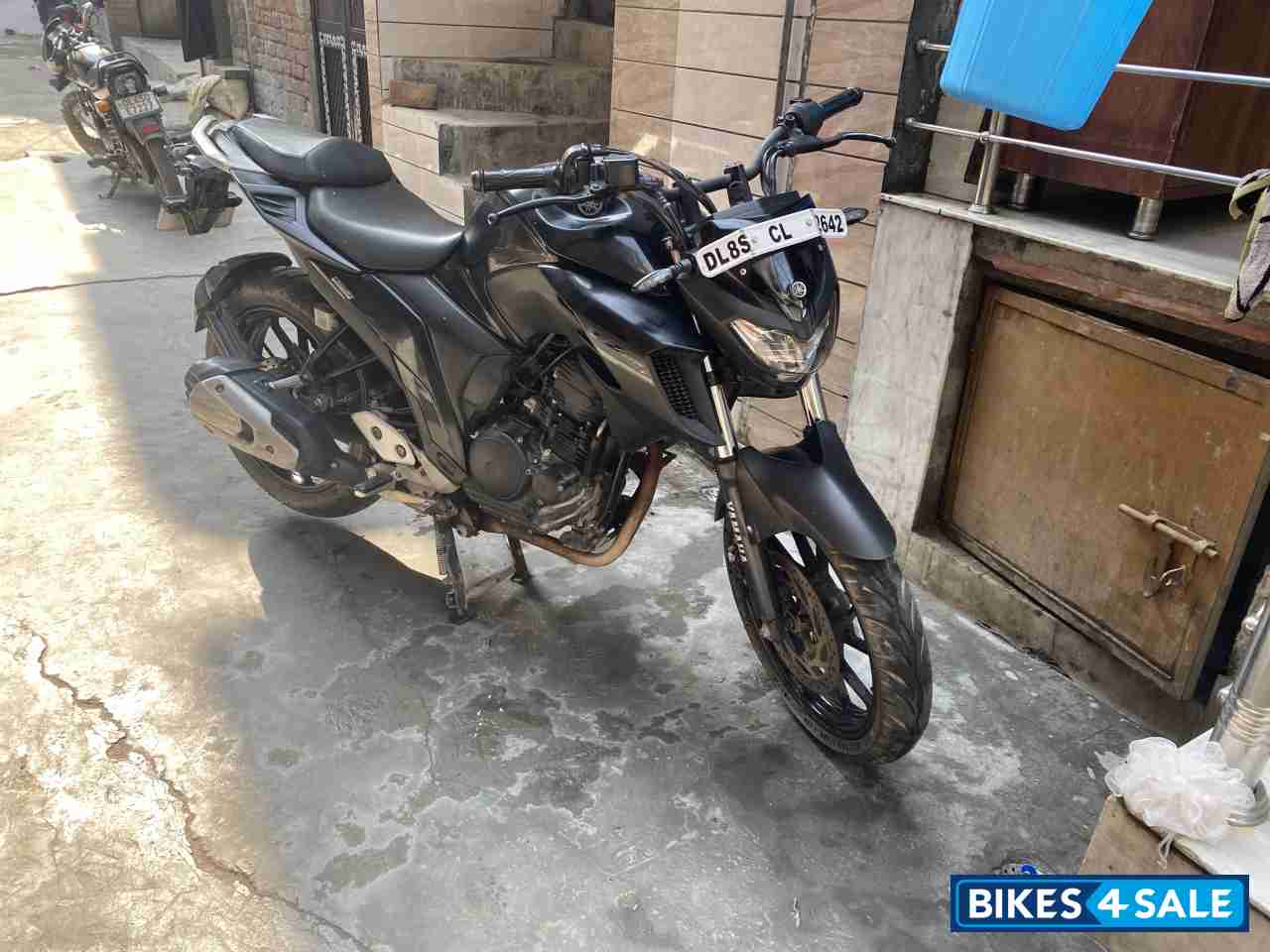 Black Yamaha FZ25