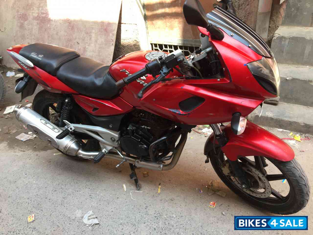 Red Bajaj Pulsar 220F