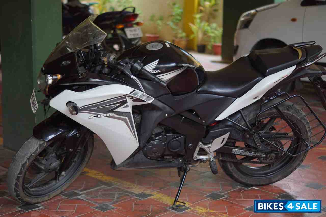Black Color Honda CBR 150R Black Color Honda CBR 150R
