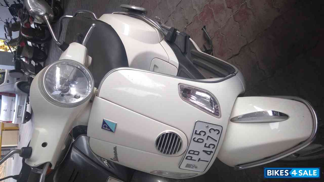 White Vespa LX 125