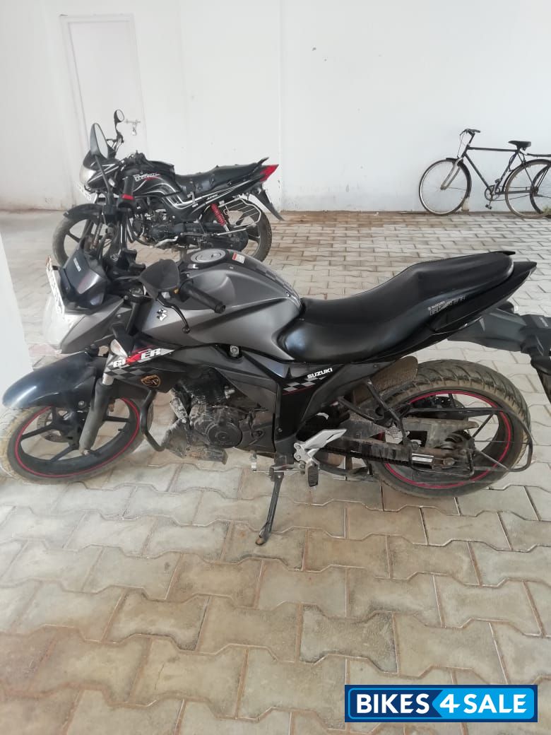 Black Suzuki Gixxer 150 Black Suzuki Gixxer 150