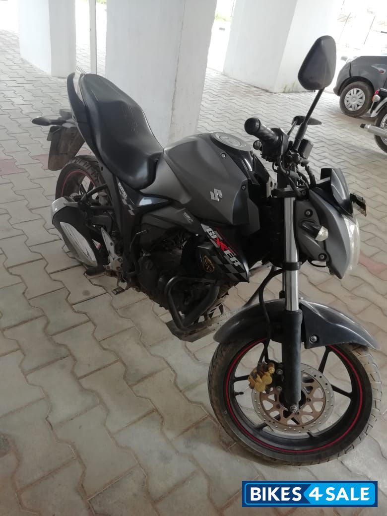 Black Suzuki Gixxer 150 Black Suzuki Gixxer 150