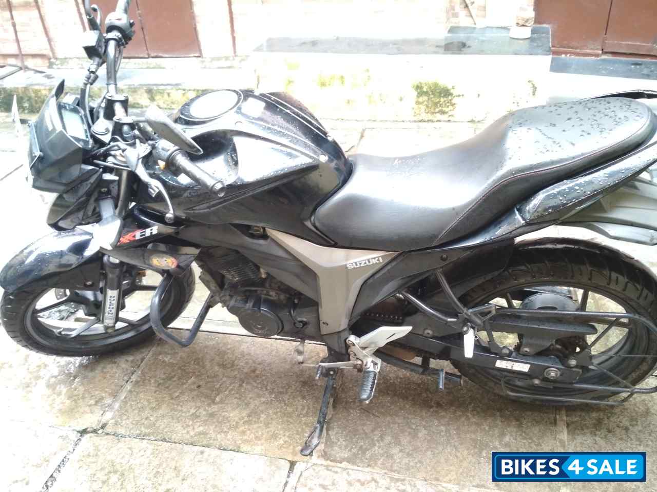 Black Suzuki Gixxer 150 Black Suzuki Gixxer 150