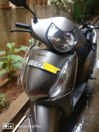 Grey Honda Aviator