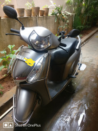 Grey Honda Aviator