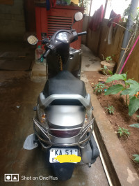 Grey Honda Aviator