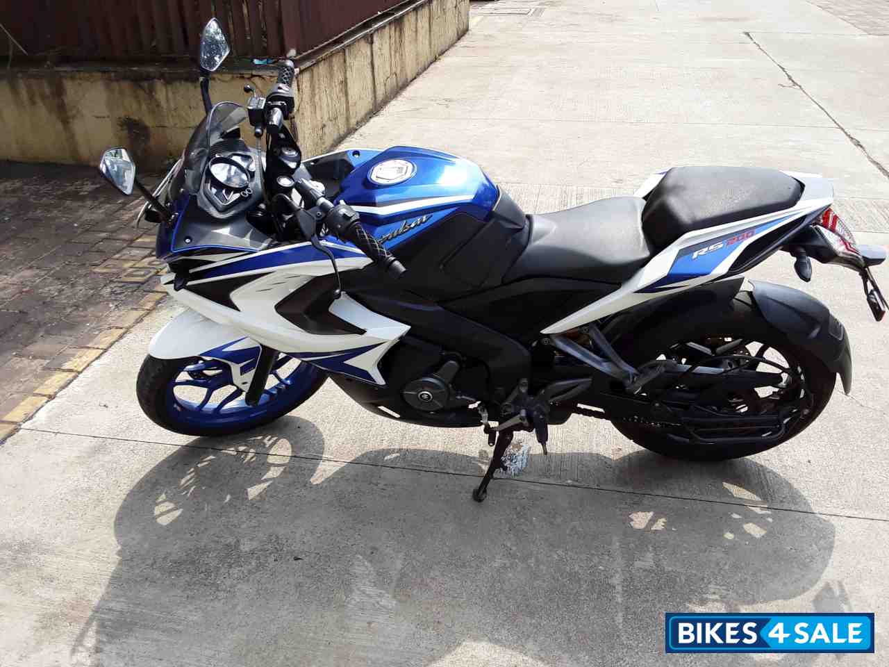 Bajaj Pulsar RS 200 ABS