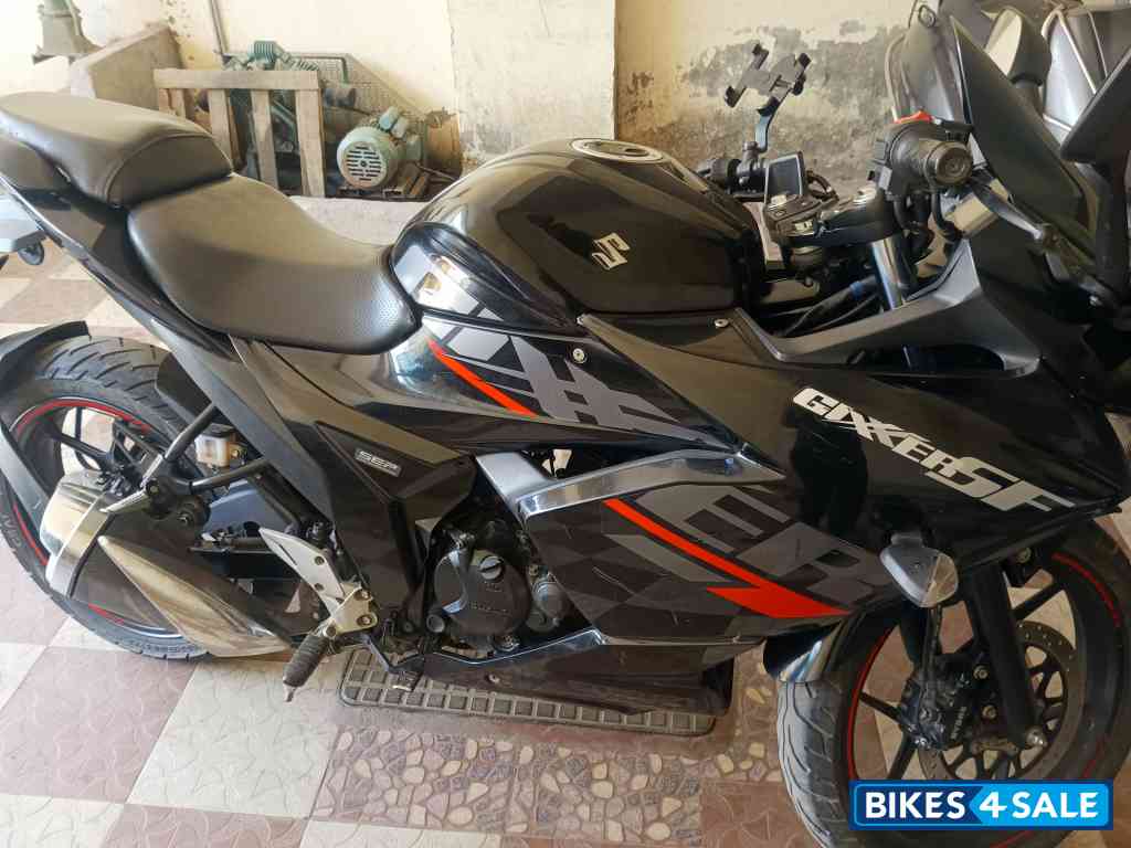 Black Suzuki Gixxer SF Black Suzuki Gixxer SF