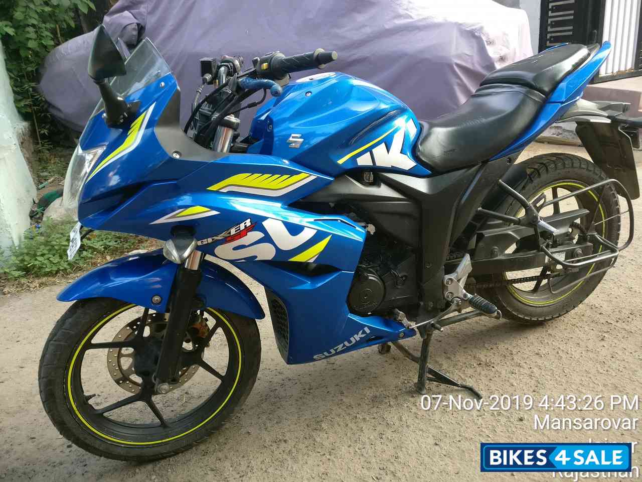 Blue Suzuki Gixxer SF