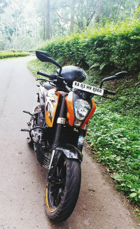 Orange KTM Duke 200