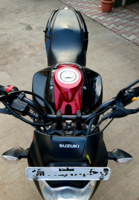 Black-red Suzuki Gixxer 150