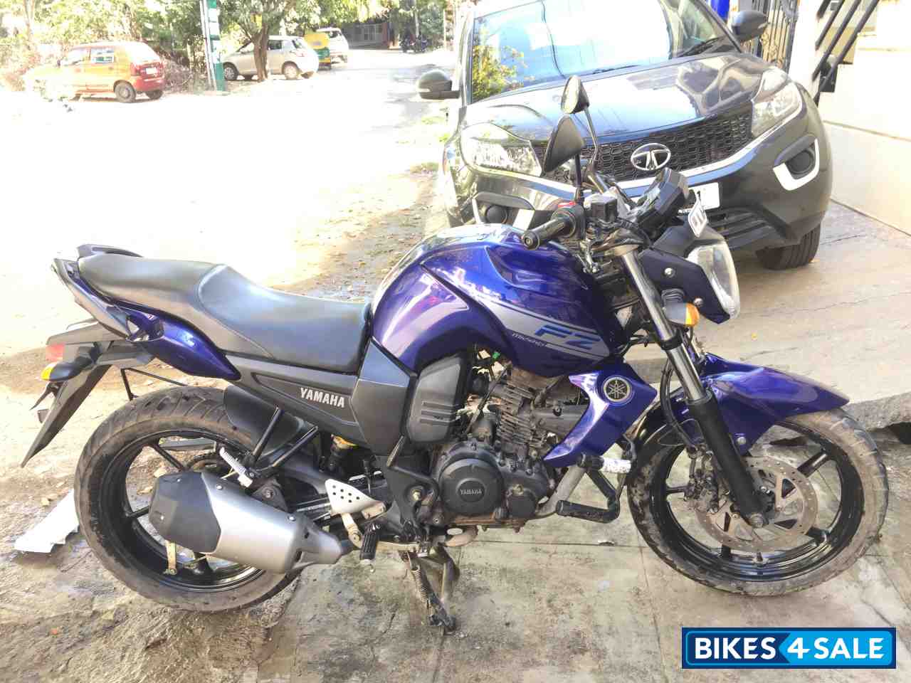 Blue Yamaha FZ16