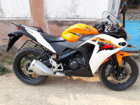 Orange Honda CBR 150R