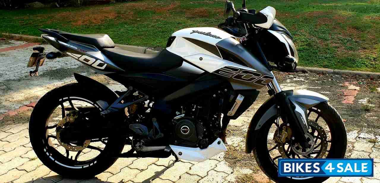 Used 18 Model Bajaj Pulsar 0 Ns Abs For Sale In Ernakulam Id White Colour Bikes4sale