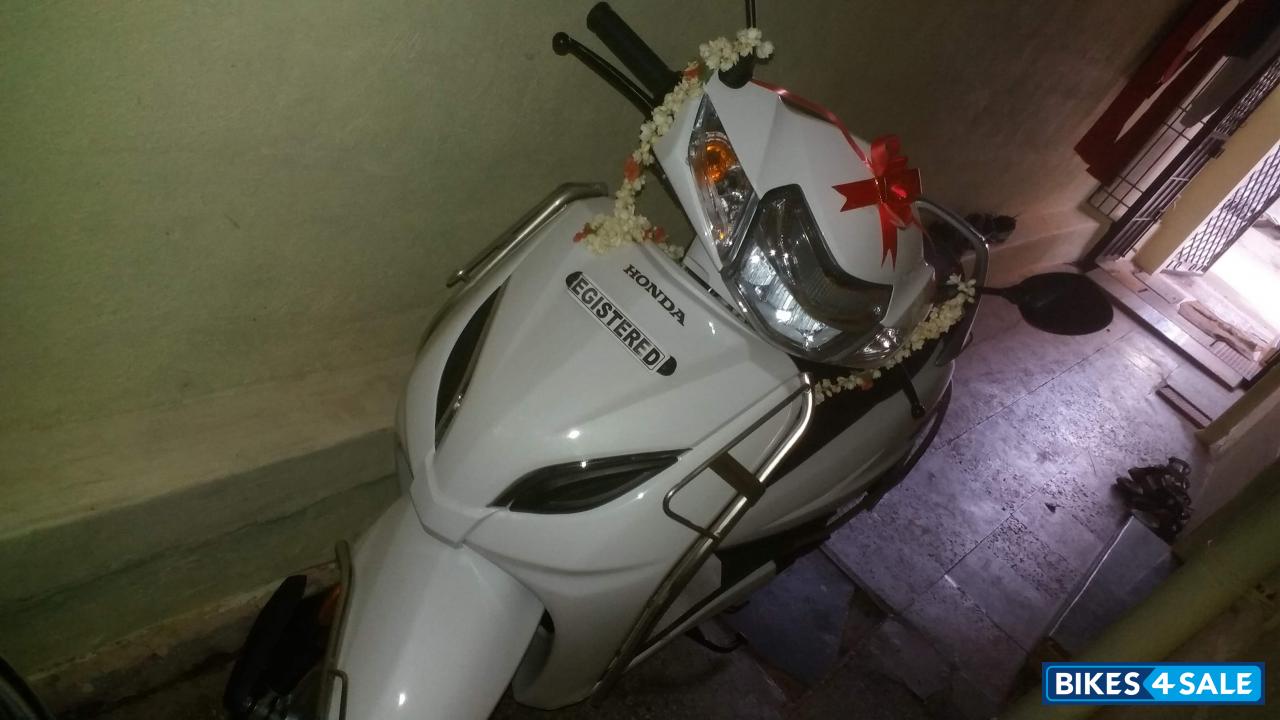 White Honda Activa 5G