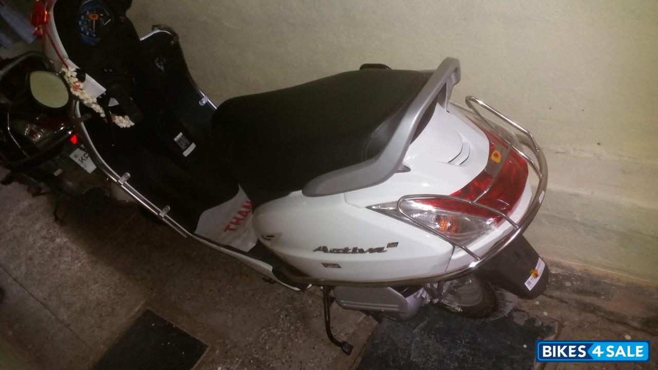 White Honda Activa 5G