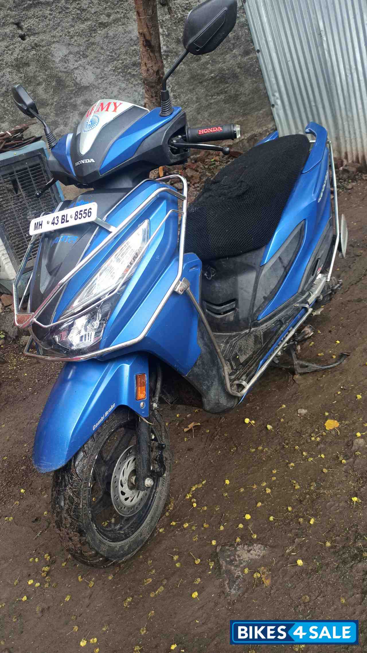 Blue Honda Grazia