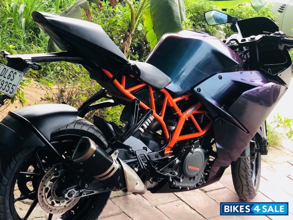 Black KTM RC 390