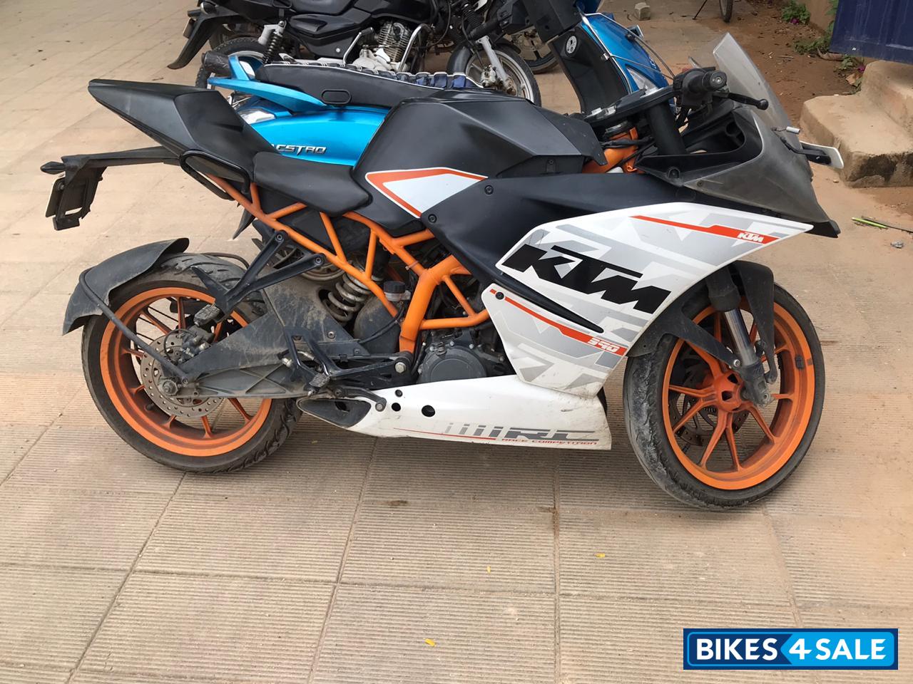 White KTM RC 390