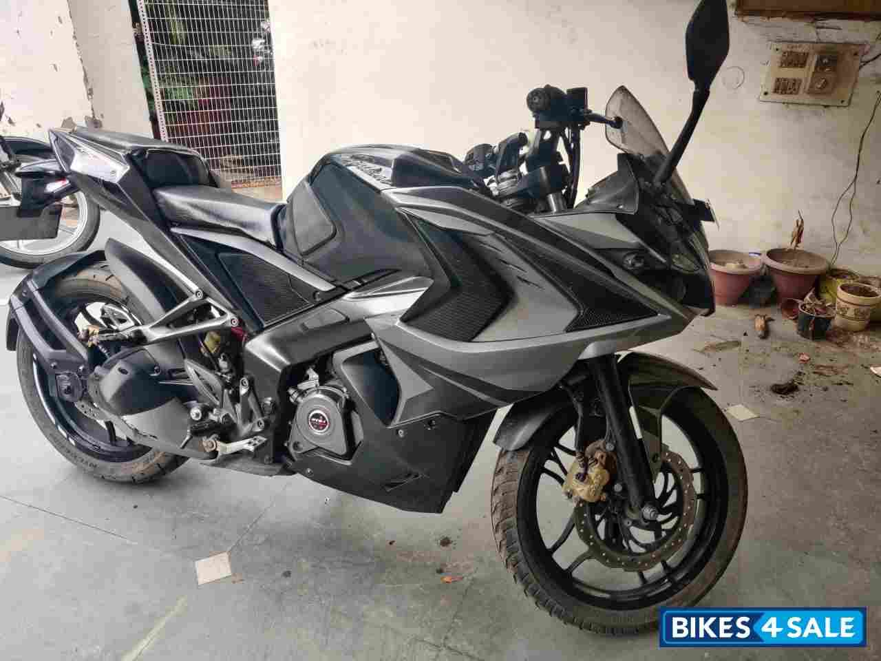 Used 2018 model Bajaj Pulsar RS 200 for sale in New Delhi. ID