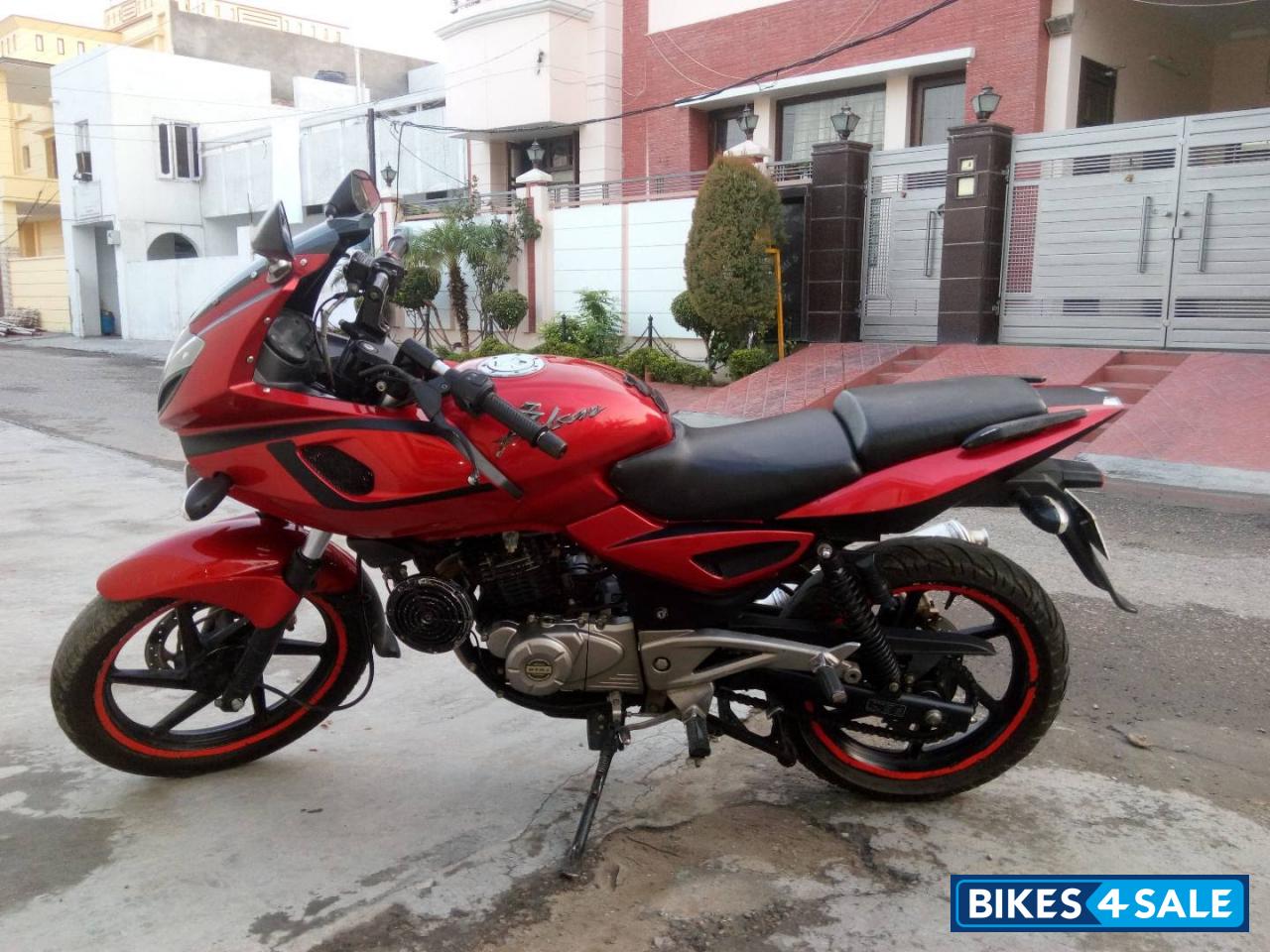 Pulsar 220 store 200 cc