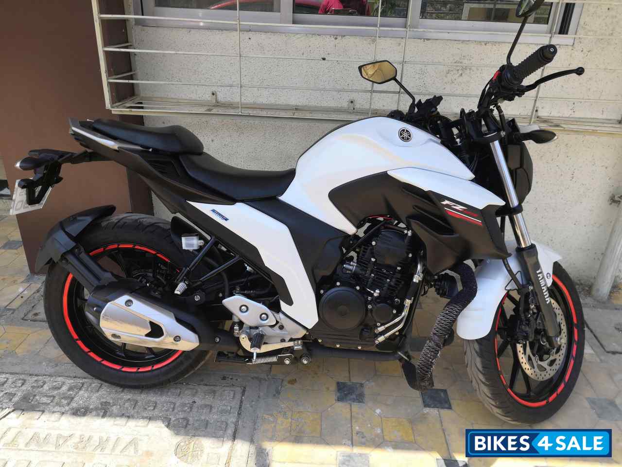 White Yamaha FZ25